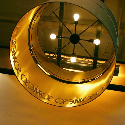 Sonderanfertigung mit goldener Innenverspiegelung  und hinterleuchteten Schriftzug